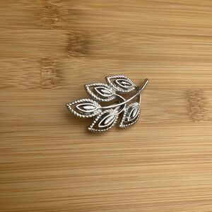 VTG Gerry's Leaf Pin Signed Brooch Silver  Tone Costume Jewelry Botanical